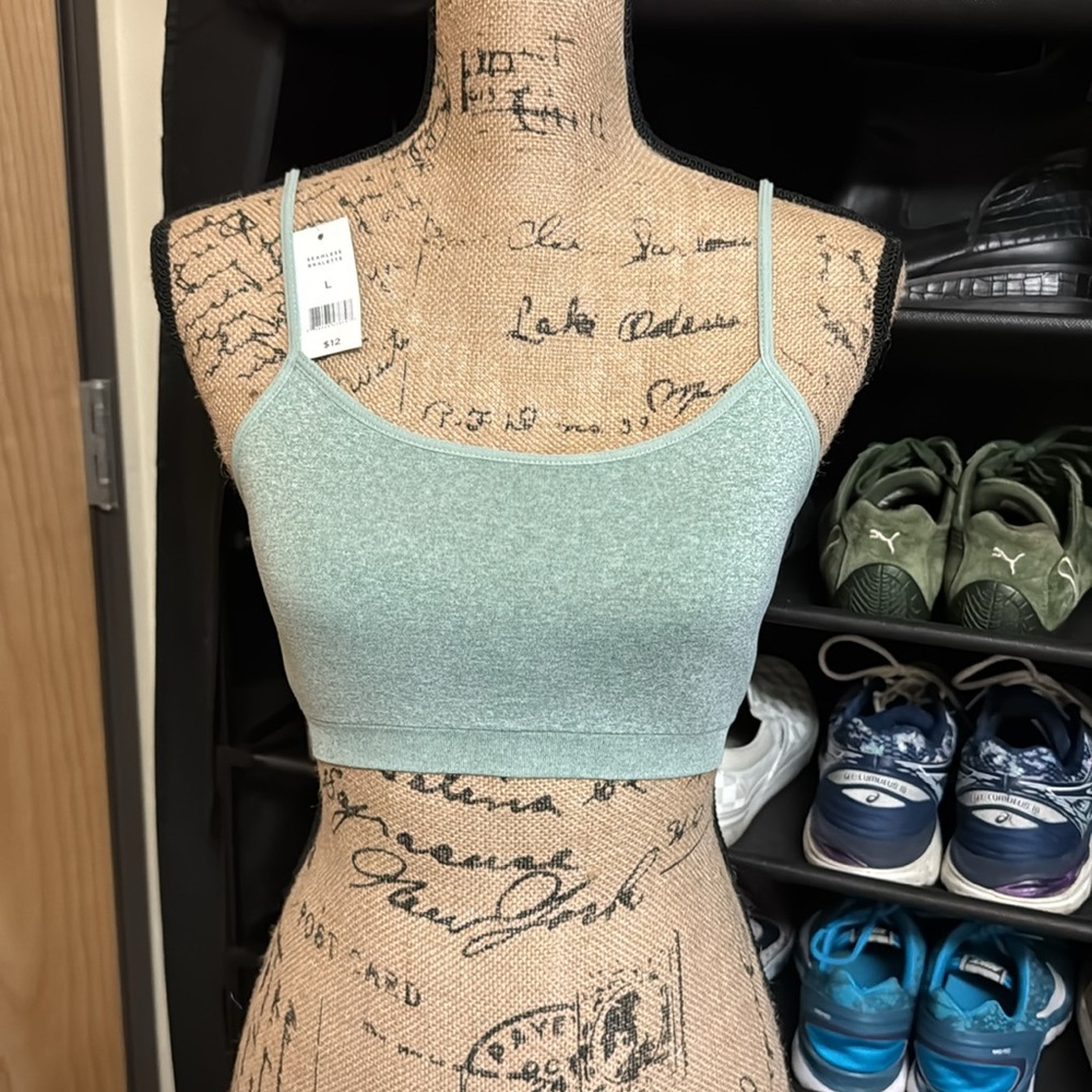 NWT Seamless Bralette with adjustable and multiway style straps. Size L.